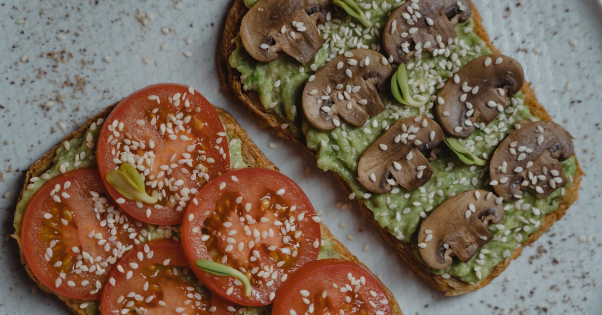 découvrez des recettes de petit-déjeuner faibles en glucides, savoureuses et faciles à préparer pour bien commencer la journée tout en contrôlant votre apport en sucre.