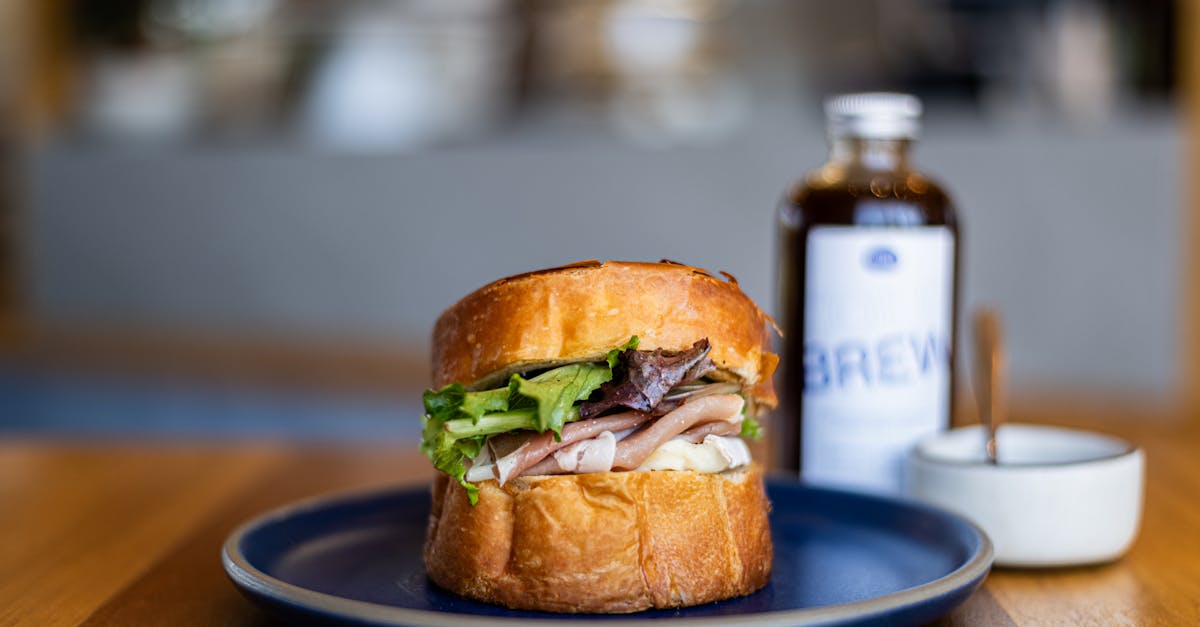 découvrez des recettes de petit-déjeuner low-carb savoureuses et faciles à préparer pour bien démarrer la journée tout en contrôlant votre consommation de glucides.