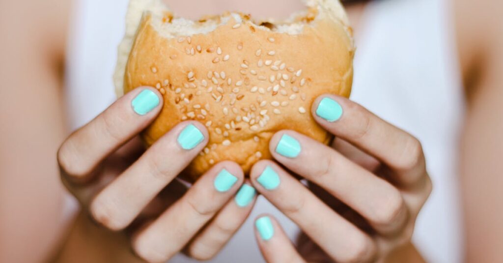 découvrez les aliments à limiter pour adopter une alimentation équilibrée et préserver votre santé au quotidien.