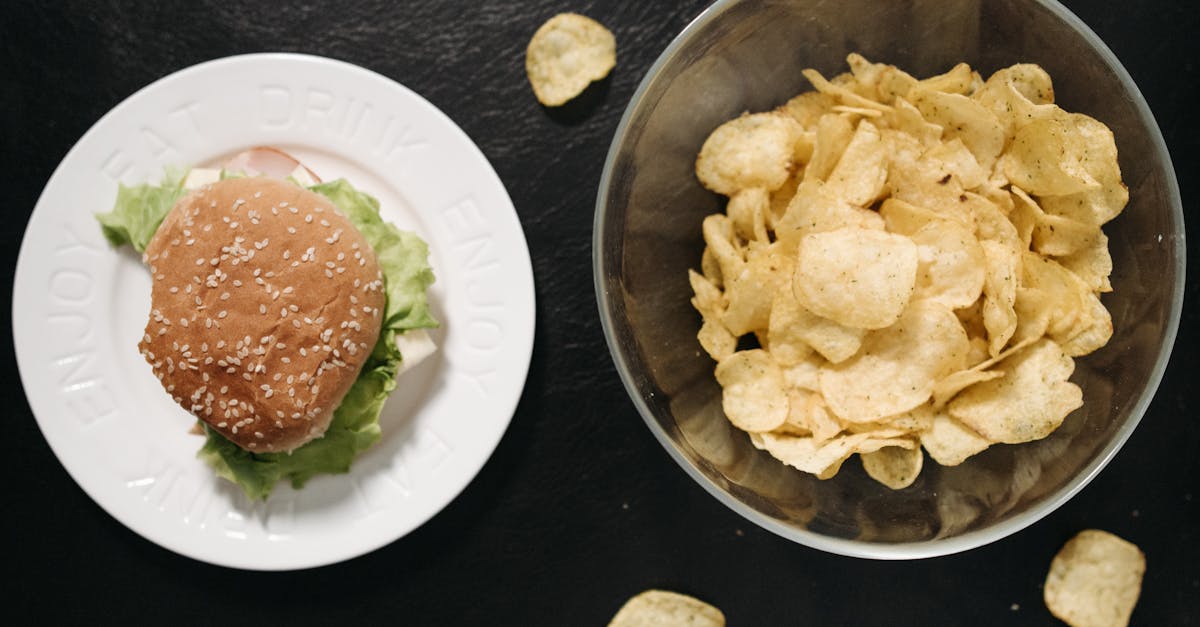 découvrez les aliments à limiter pour adopter une alimentation équilibrée et préserver votre santé au quotidien.