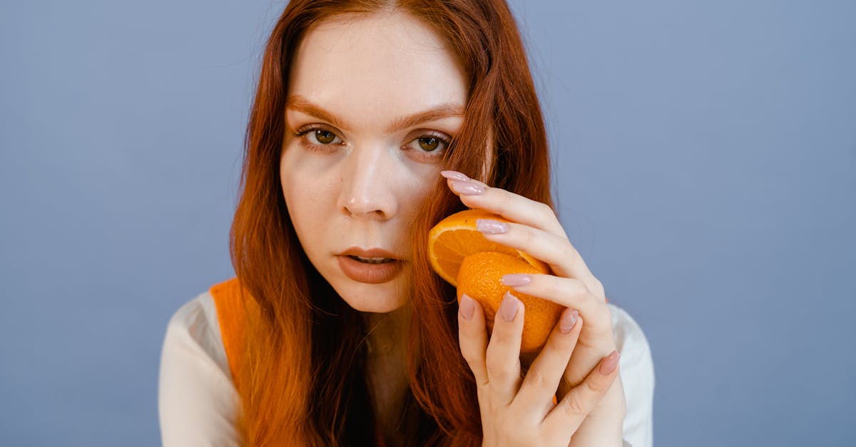 découvrez les aliments essentiels pour renforcer la santé de vos ongles et favoriser leur croissance naturelle.