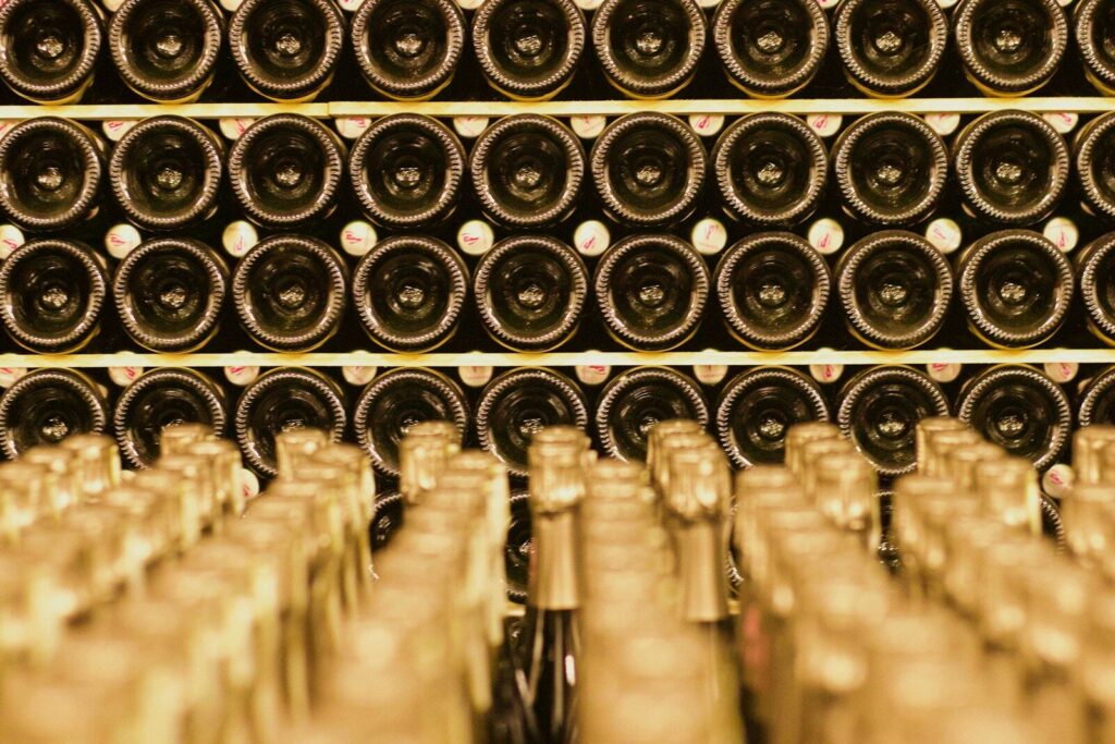 Production de champagne en France : grandeur, tensions et vérités d’un vignoble unique au monde rows of wine bottles in a wine cellar
