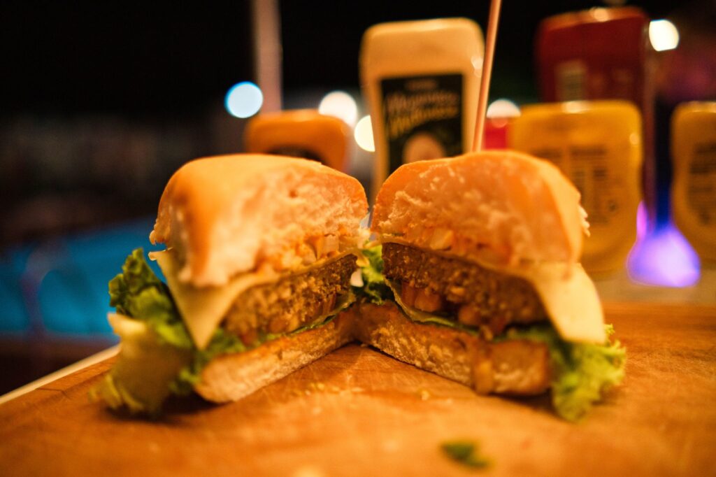 Gros plan d'un délicieux cheeseburger avec de la laitue et de la sauce, parfait pour les amateurs de fast-food.