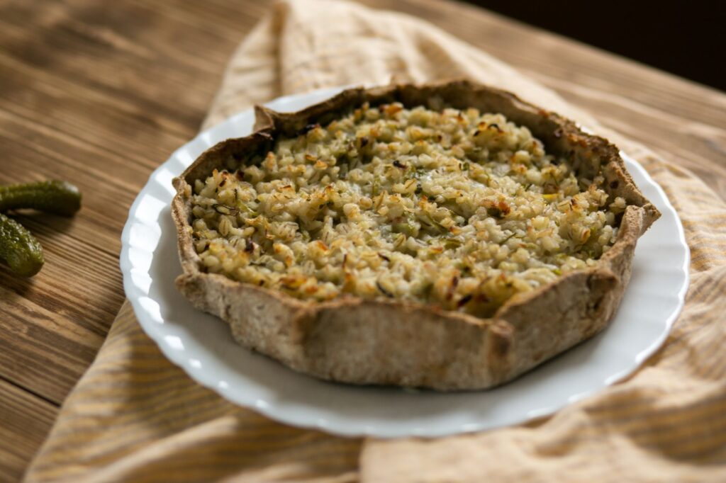 Gros plan sur une tarte salée au riz fraîchement cuite, parfaite pour la photographie culinaire.