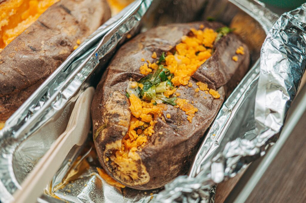 Gros plan d'une savoureuse patate douce rôtie avec des garnitures, parfaite pour la photographie culinaire et l'inspiration gastronomique.