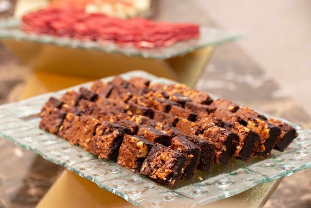 Gros plan sur de délicieux brownies au chocolat avec des noix, parfaits pour les amateurs de desserts.