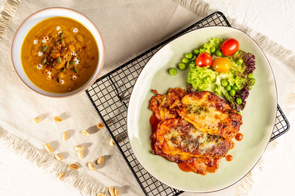 Vue de dessus d'un repas végétarien sain avec du fromage grillé et une soupe de légumes. Parfait pour un dîner sain.