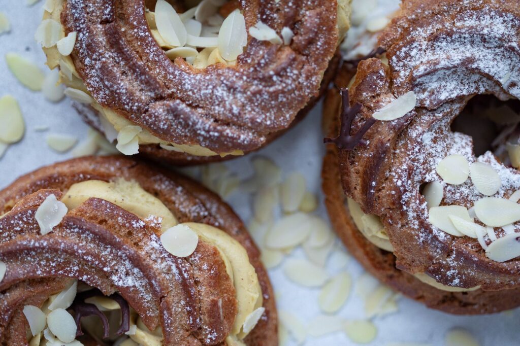 Délicieuses profiteroles garnies de sucre glace et de tranches d'amande.