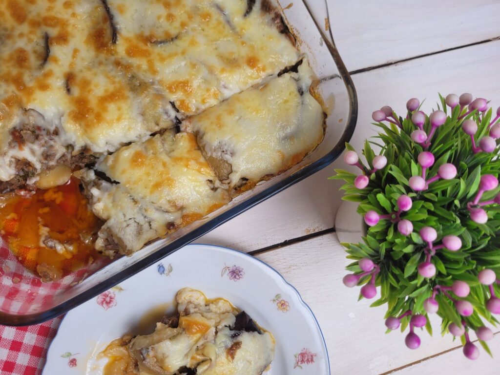 Vue de dessus d'une moussaka au fromage servie dans une assiette, parfaite pour la photographie alimentaire.