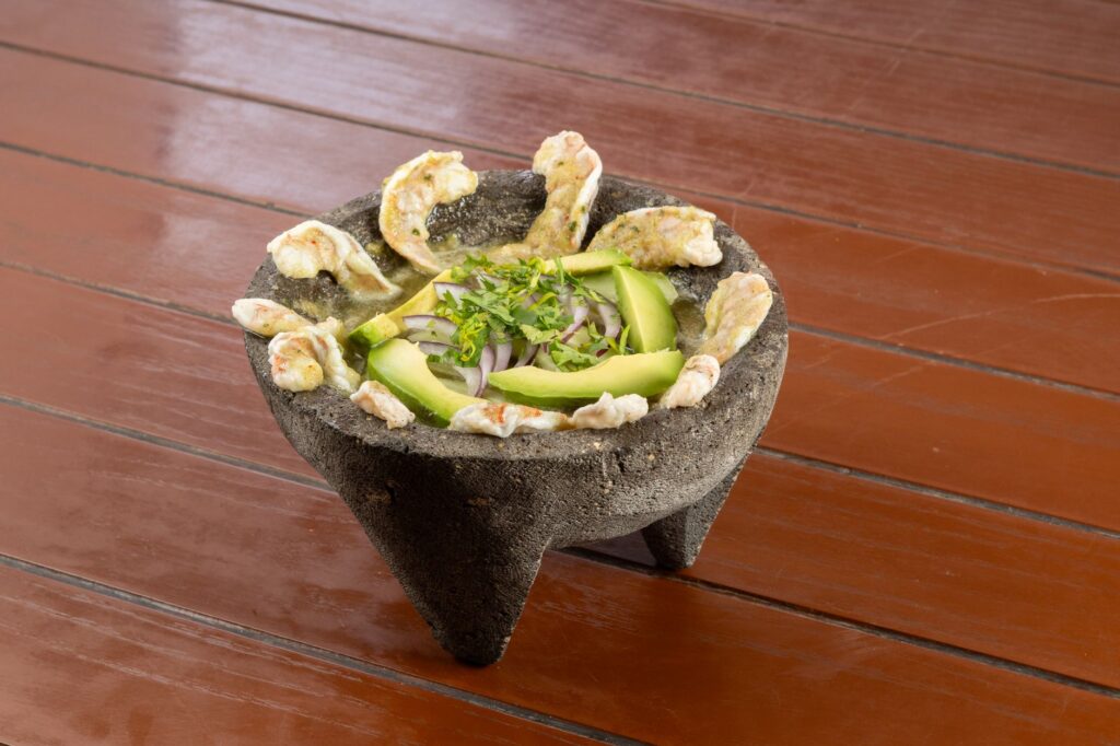 Délicieux Guacamole Mexicain Dans Une Pierre De Molcajete