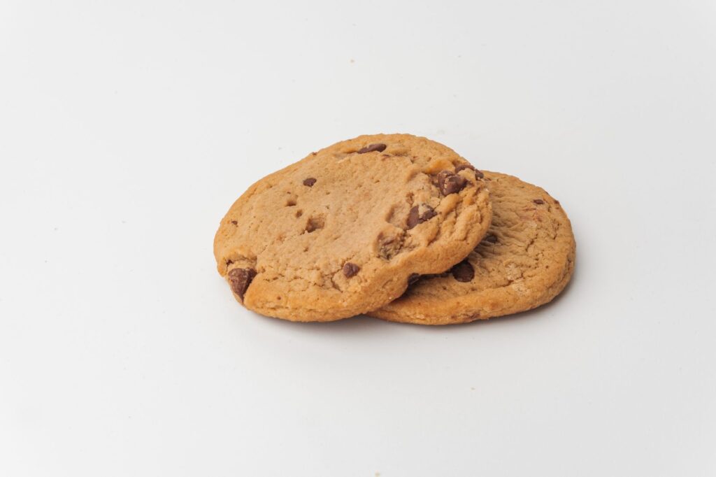 De savoureux cookies aux pépites de chocolat avec une texture beurrée, parfaits pour les amateurs de dessert.