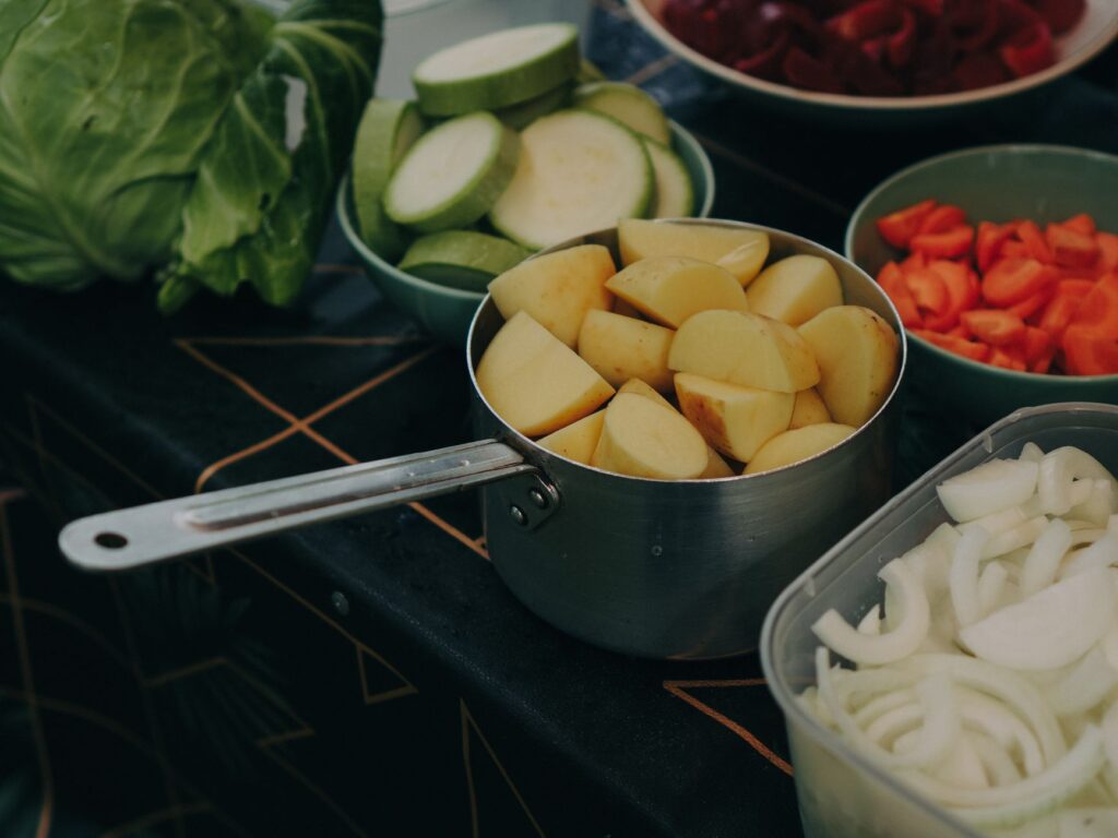 Légumes mélangés et pommes de terre préparés pour un repas sain.