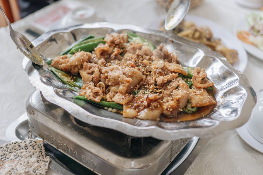 Authentique Plat De Porc Sauté Chinois Sur Plateau En Métal