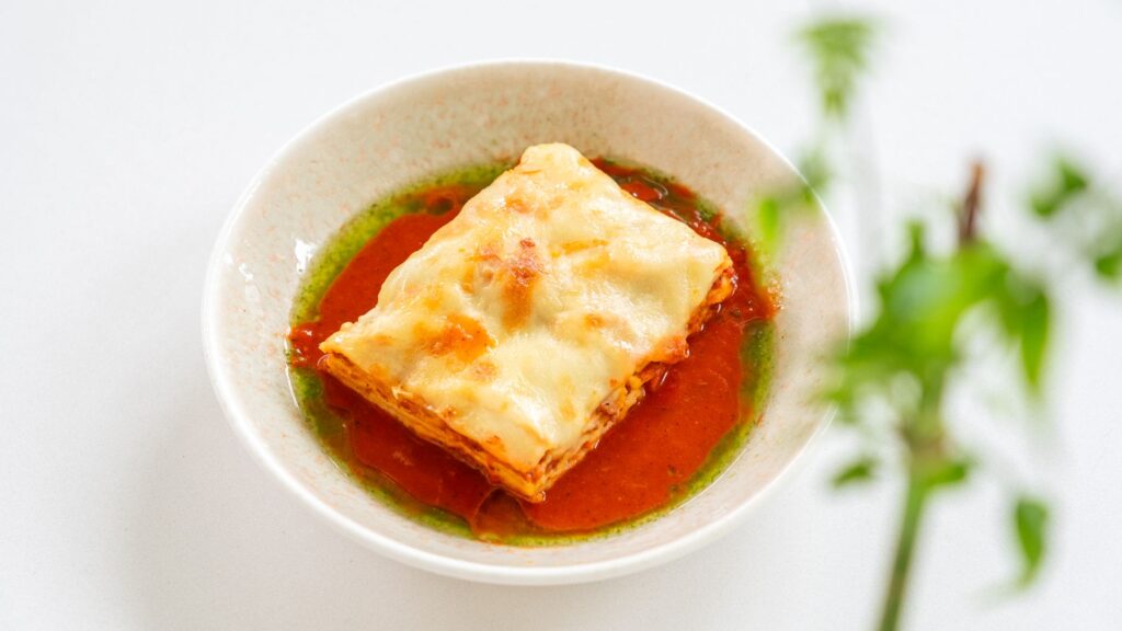Lasagnes maison garnies de sauce tomate et basilic, parfaites pour les amateurs de cuisine italienne.