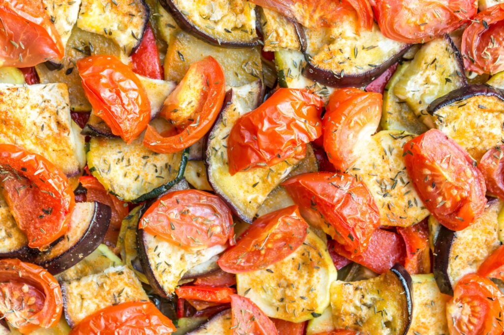 Gros plan sur une ratatouille fraîche et appétissante aux tomates, aubergines et épices.