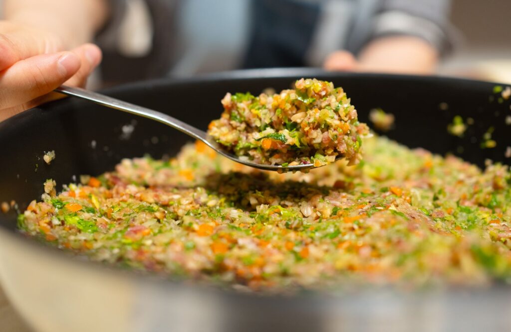 Un délicieux mélange de légumes et de riz, fraîchement préparé à la poêle tout au long de la journée.