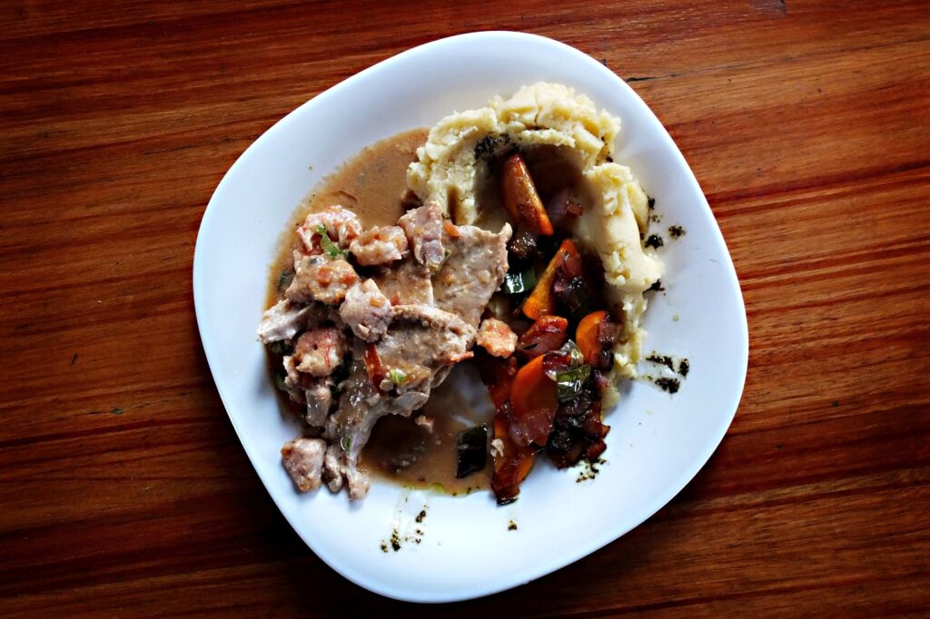 Un plat réconfortant de cuisine équatorienne composé de purée de pommes de terre et d'un savoureux ragoût de bœuf.
