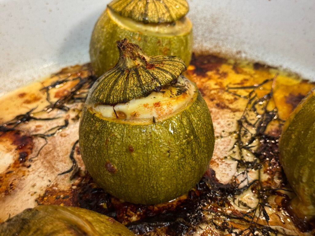 De délicieuses courgettes rondes rôties, farcies d'une garniture savoureuse, parfaites pour un repas gastronomique.