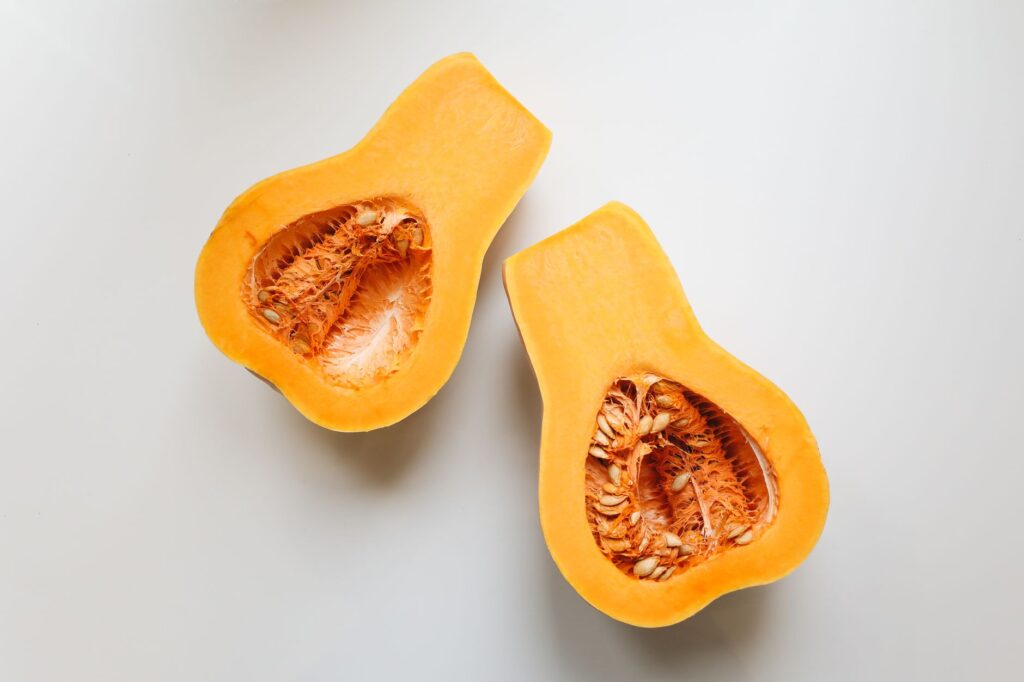 Image de haute qualité de courge butternut tranchée mettant en valeur les graines et la texture pour des usages culinaires.