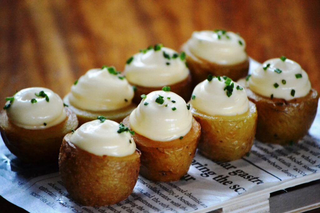 Délicieuses bouchées de pommes de terre rôties garnies de crème aigre crémeuse et de ciboulette.