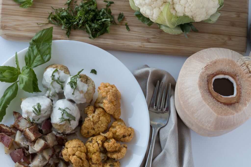 Plat végétarien délicieux avec de la noix de coco, du chou-fleur et des herbes, parfait pour un repas sain.