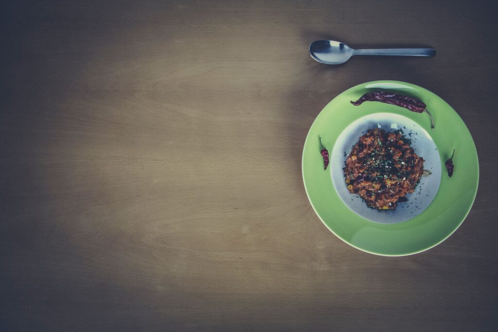 Plat épicé Aux Piments Et Aux Herbes Sur Une Assiette Verte