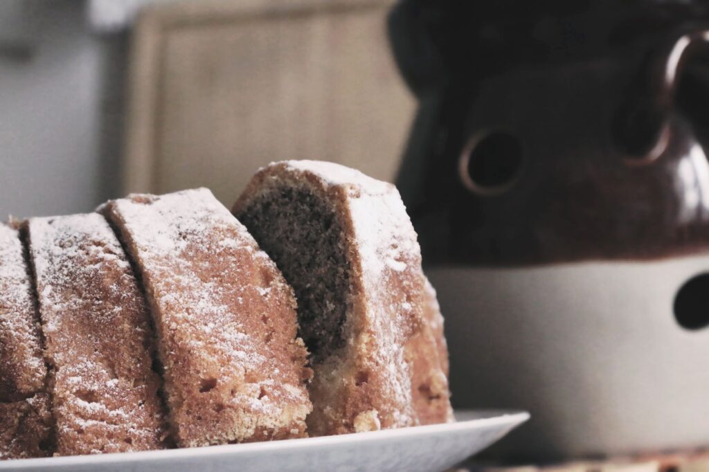 Délicieux gâteau Bundt fait maison saupoudré de sucre glace, parfait pour un dessert cocooning.