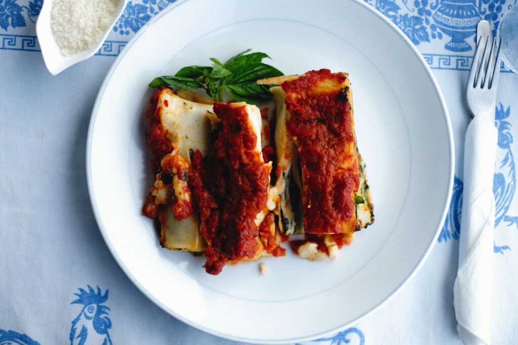 Lasagne alléchante garnie d'une riche sauce tomate, servie avec du basilic frais.
