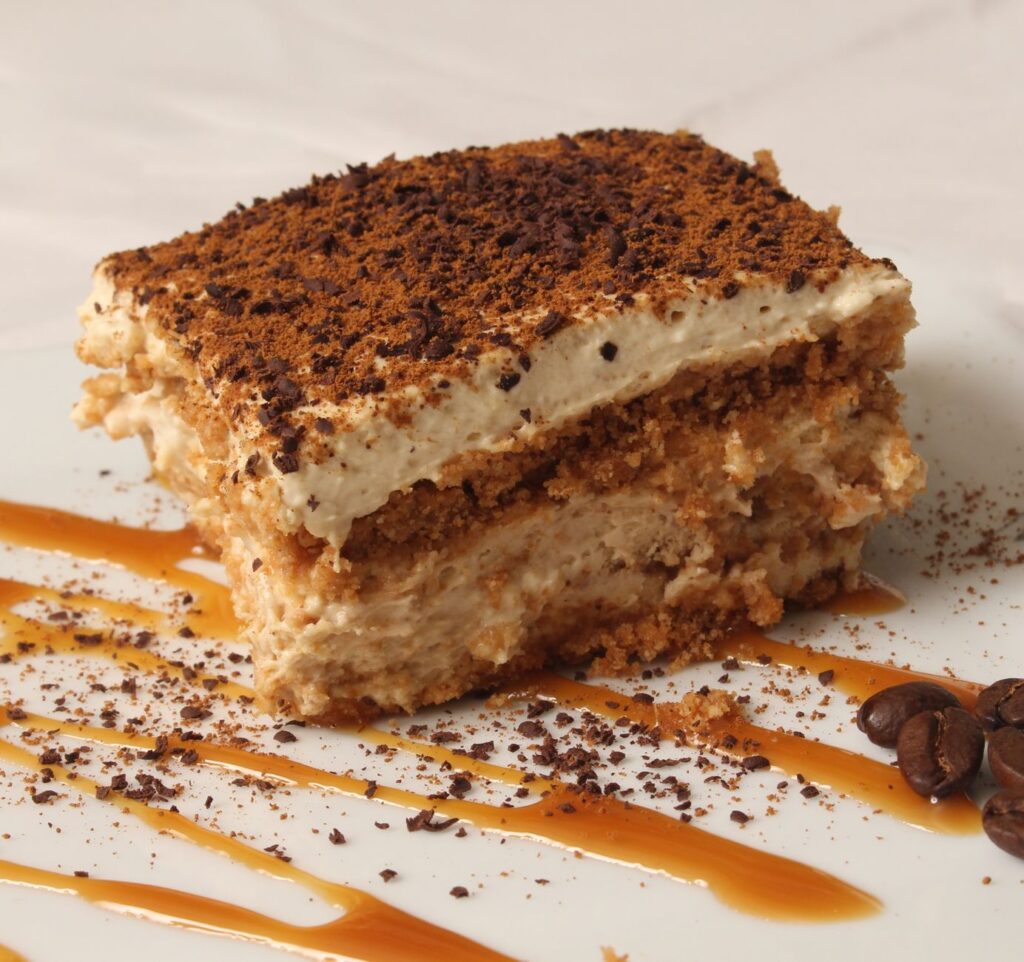 Délicieux dessert tiramisu au café et au chocolat, parfait pour une douceur.