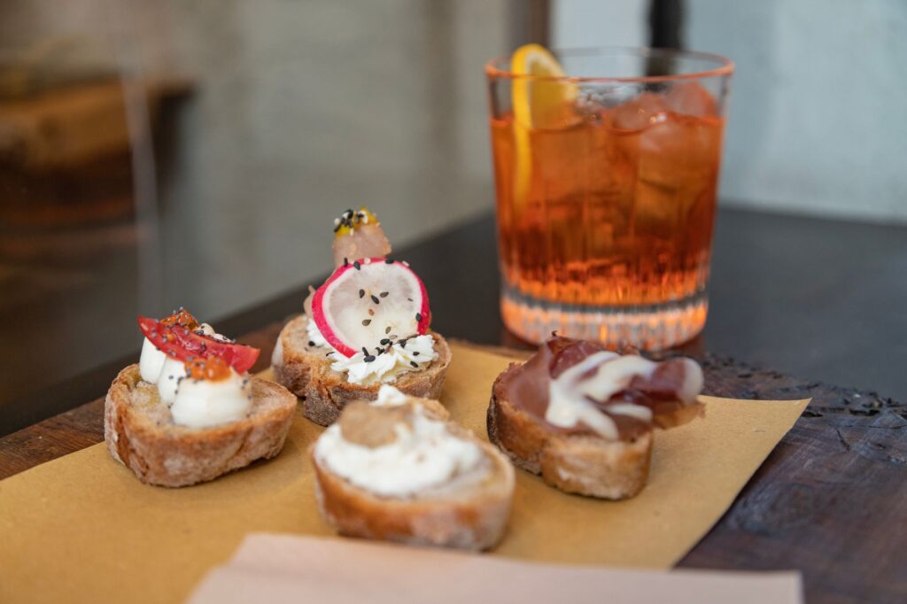 Délicieux crostinis italiens avec un rafraîchissant Aperol Spritz à Florence, Italie.