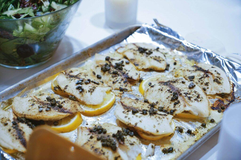 Poisson en conserve : quatre recettes pour cuisiner autre chose qu’une salade de thon brown and white pastry on white ceramic plate